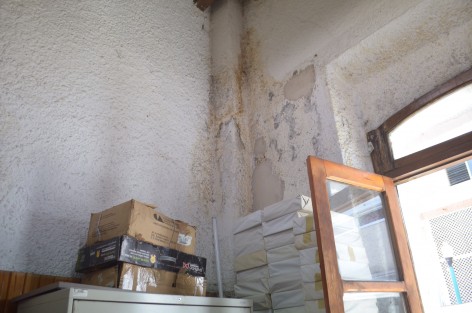  Pisos y vigas dañadas por filtraciones del agua, así como por los temblores, ocasionó que se movieran los tacones de las vigas que sostienen el techo, lo que ocasiona un riesgo latente para quienes laboran en ese lugar.