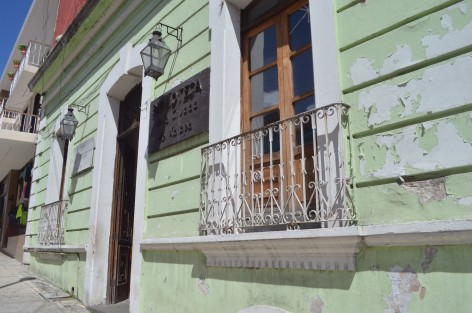 La Biblioteca de la Ciudad de Xalapa, ubicada en la calle de Juárez, en pleno corazón capitalino, desde hace años se encuentra abandonada por los gobiernos en turno; desde Dante Delgado ningún gobernador se ha parado en ese emblemático lugar.
