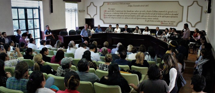 En sesión extraordinaria de Cabildo del Ayuntamiento de Xalapa, habitantes de Varel, Alemania, pertenecientes a Friendship Force International (Club Fuerza de la Amistad), recibieron el nombramiento de visitantes distinguidos, de manos del alcalde Américo Zúñiga. 
