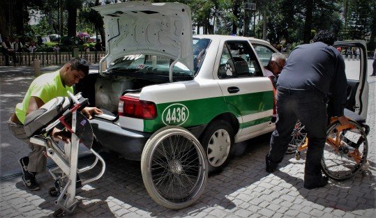 Pese a que personas con discapacidad han tratado de incorporarse a la economía de la capital, aún hay sectores en donde no se les ha apoyado lo suficiente. El SUX cuenta con una sola unidad para su transporte, y los taxistas dispuestos a trasladarlos, son contados.