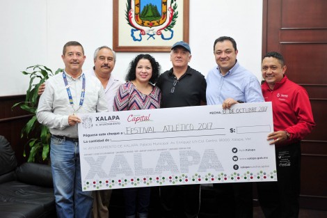 En el marco del 92 aniversario del Estadio Xalapeño Heriberto Jara Corona, Patrimonio Cultural de nuestra ciudad, el alcalde Américo Zúñiga Martínez entregó un apoyo económico a los organizadores del 