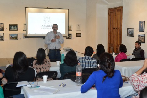 Servidores públicos, estudiantes universitarios y público interesado en el tema turístico participaron en el Curso para la Especialización en Recuperación, Dinamización y Humanización de los Centros Históricos, que ofreció el Ayuntamiento de Xalapa.