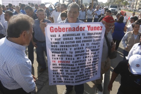 Durante el arranque de la obra de remodelación del boulevard Manuel Ávila Camacho, un vecino del fraccionamiento Floresta se manifestó frente al gobernador para exigirle que invierta en obra hidráulica y de esta manera se eviten las inundaciones que se presentan cada temporada de lluvias en ese sitio. El hombre le recordó al gobernador que su sueldo lo paga el pueblo, y como pueblo le demandó cancelar la obra en el boulevard y dar prioridad a obras hidráulicas. 