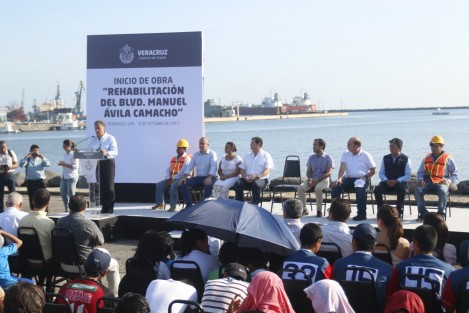 El gobernador de Veracruz, Miguel Ángel Yunes Linares, dio el banderazo de incio de obra de la Remodelación del Boulevard Ávila Camacho. Los trabajos tendrán una inversión de 170 millones de pesos.