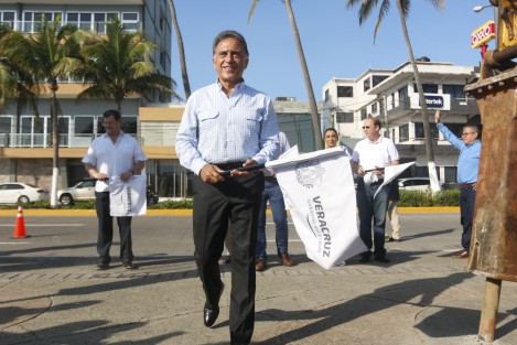 El gobernador de Veracruz, Miguel Ángel Yunes Linares, dio el banderazo de incio de obra de la Remodelación del Boulevard Ávila Camacho. Los trabajos tendrán una inversión de 170 millones de pesos.