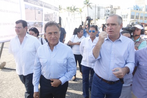 Miguel Ángel Yunes Linares anunció que el balneario de Villa del Mar desaparecerá, para dar paso a la construcción de dos hoteles de 5 estrellas,  con algunas albercas, aunque no aclaró si las mismas serán populares o VIP. 