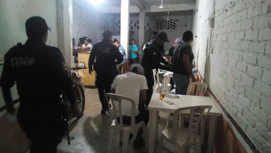 Durante este fin de semana, elementos de la Policía Estatal, Fuerza Civil y policías municipales de Yanga y Cuitláhuac, participaron en el operativo en el que se revisó que bares y cantinas de la zona trabajaran sin irregularidades; únicamente en Yanga dos personas fueron detenidas por faltas administrativas.