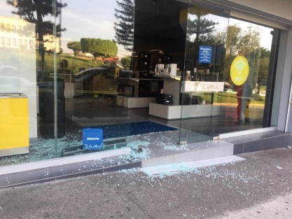 La madrugada de este día lunes robaron de nueva cuenta la tienda departamental Coppel ubicada en la Avenida Lázaro Cárdenas, rompiendo un cristal principal por donde los ladrones se introdujeron para sustraer mercancía.    