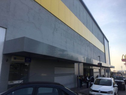La madrugada de este día lunes robaron de nueva cuenta la tienda departamental Coppel ubicada en la Avenida Lázaro Cárdenas, rompiendo un cristal principal por donde los ladrones se introdujeron para sustraer mercancía.    