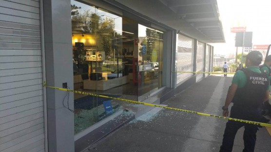 La madrugada de este día lunes robaron de nueva cuenta la tienda departamental Coppel ubicada en la Avenida Lázaro Cárdenas, rompiendo un cristal principal por donde los ladrones se introdujeron para sustraer mercancía.     