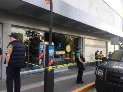 La madrugada de este día lunes robaron de nueva cuenta la tienda departamental Coppel ubicada en la Avenida Lázaro Cárdenas, rompiendo un cristal principal por donde los ladrones se introdujeron para sustraer mercancía.     