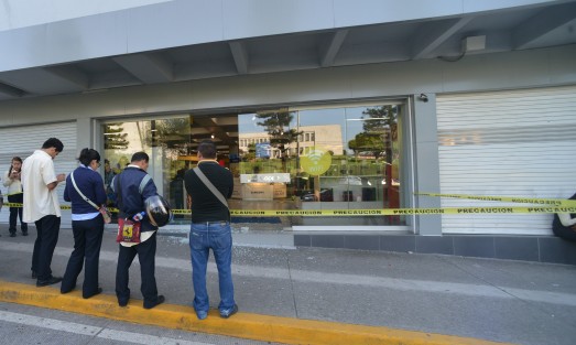 En varios miles de pesos se calcula el monto de la mercancía sustraída de la tienda Coppel que está justo enfrente del Palacio Legislativo y a unos metros del Judicial. El robo de realizó la madrugada de este lunes.

