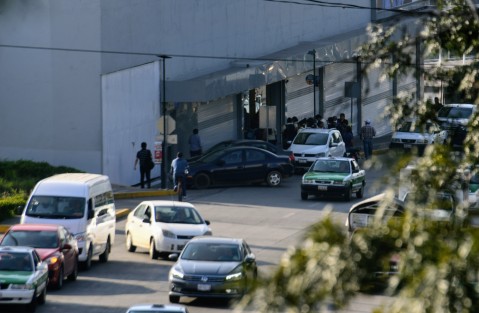  Personal de la FGE acordonó el lugar para realizar las investigaciones, mientras que empleados de varias áreas fueron enviados de regreso a casa. 