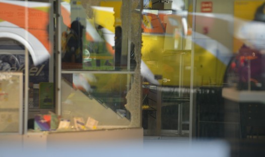 En varios miles de pesos se calcula el monto de la mercancía sustraída de la tienda Coppel que está justo enfrente del Palacio Legislativo y a unos metros del Judicial. El robo de realizó la madrugada de este lunes. 