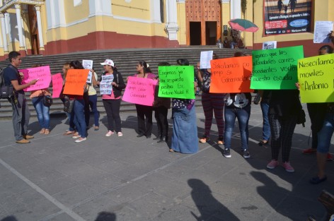 Madres de familia de la escuela primaria Antonio Nadal Romero en la Colonia El Naranjal, se manifestaron esta mañana en Plaza Lerdo en demanda de ayuda por parte del gobierno, ante la negligencia de la SEV en la entrega de aulas móviles, ya que  resultaron afectados en los sismos y el dictamen les impide ocupar los salones.
