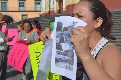 Madres de familia de la escuela primaria Antonio Nadal Romero en la Colonia El Naranjal, se manifestaron esta mañana en Plaza Lerdo en demanda de ayuda por parte del gobierno, ante la negligencia de la SEV en la entrega de aulas móviles, ya que  resultaron afectados en los sismos y el dictamen les impide ocupar los salones.
