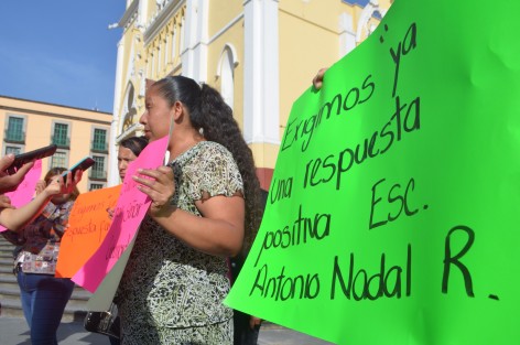 Madres de familia de la escuela primaria Antonio Nadal Romero en la Colonia El Naranjal, se manifestaron esta mañana en Plaza Lerdo en demanda de ayuda por parte del gobierno, ante la negligencia de la SEV en la entrega de aulas móviles, ya que  resultaron afectados en los sismos y el dictamen les impide ocupar los salones.
