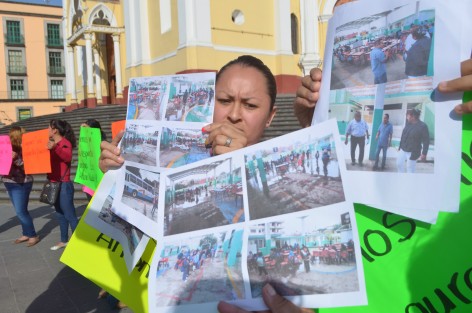 Madres de familia de la escuela primaria Antonio Nadal Romero en la Colonia El Naranjal, se manifestaron esta mañana en Plaza Lerdo en demanda de ayuda por parte del gobierno, ante la negligencia de la SEV en la entrega de aulas móviles, ya que  resultaron afectados en los sismos y el dictamen les impide ocupar los salones.
