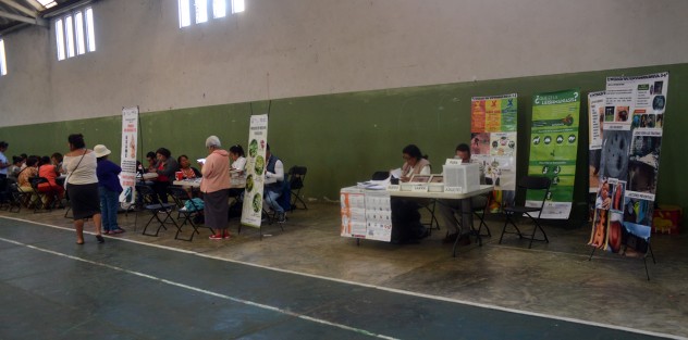 En el gimnasio de La Lagunilla se llevan a cabo las jornadas de Salud, donde participan autoridades estatales y federales,  se brindan servicios médicos en general, como: pruebas de sangre, dentista, entre otros.
