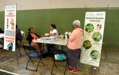 En el gimnasio de La Lagunilla se llevan a cabo las jornadas de Salud, donde participan autoridades estatales y federales,  se brindan servicios médicos en general, como: pruebas de sangre, dentista, entre otros.
