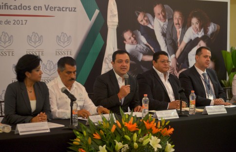 El alcalde Américo Zúñiga Martínez asistió a la Sesión Extraordinaria del Consejo Consultivo de la Delegación en Veracruz del Issste, para la Entrega de Préstamos de Contingencias a los derechohabientes damnificados por los pasados sismos en el estado.
