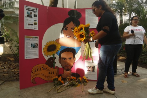 Estudiantes de la Facultad de Ciencias de la Comunicación de la UV región Veracruz -Boca del Río, realizaron una ceremonia para recordar a su compañera Génesis, quien fue asesinada hace un año. 