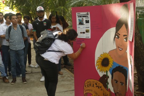 Estudiantes de la Facultad de Ciencias de la Comunicación de la UV región Veracruz -Boca del Río, realizaron una ceremonia para recordar a su compañera Génesis, quien fue asesinada hace un año. 