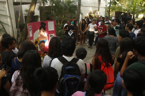Estudiantes de la Facultad de Ciencias de la Comunicación de la UV región Veracruz -Boca del Río, realizaron una ceremonia para recordar a su compañera Génesis, quien fue asesinada hace un año. 