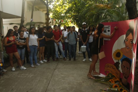 Estudiantes de la Facultad de Ciencias de la Comunicación de la UV región Veracruz -Boca del Río, realizaron una ceremonia para recordar a su compañera Génesis, quien fue asesinada hace un año. 