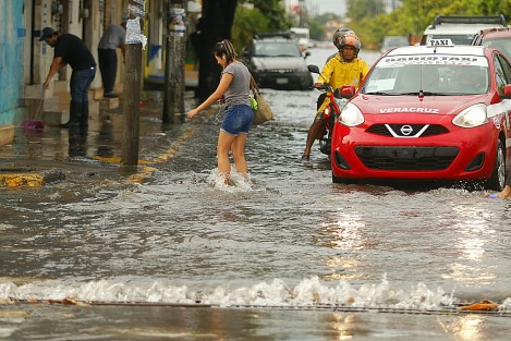 Una fuerte lluvia en la conurbación  Veracruz - Boca del Río provocó inundaciones en calles y avenidas. Se espera que las precipitaciones continúen durante la noche.