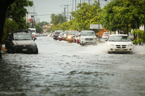 Con el ingreso de un Frente Frío al noroeste del Golfo de México durante el día de hoy martes y miércoles, y en combinación con una vaguada en el suroeste del Golfo de México dará lugar a condiciones inestables con lluvias fuertes a localmente torrenciales especialmente en la zona norte y sur y menores en la zona centro, las mismas que persistirían hasta el próximo jueves.