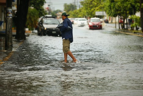 Una fuerte lluvia en la conurbación  Veracruz - Boca del Río provocó inundaciones en calles y avenidas. Se espera que las precipitaciones continúen durante la noche.