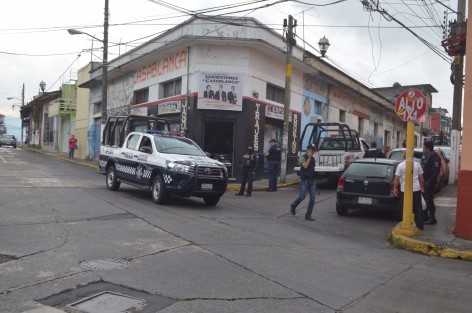 Se realizó un operativo por parte de la Policia Federal y Fuerza Civil de Veracruz en la calle Azueta con Melchor Ocampo en el centro de la ciudad, por lo que estuvo cerrado el paso tanto a vehículos como peatones a lo largo de una cuadra.