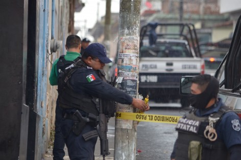 Se realizó un operativo por parte de la Policia Federal y Fuerza Civil de Veracruz en la calle Azueta con Melchor Ocampo en el centro de la ciudad, por lo que estuvo cerrado el paso tanto a vehículos como peatones a lo largo de una cuadra.