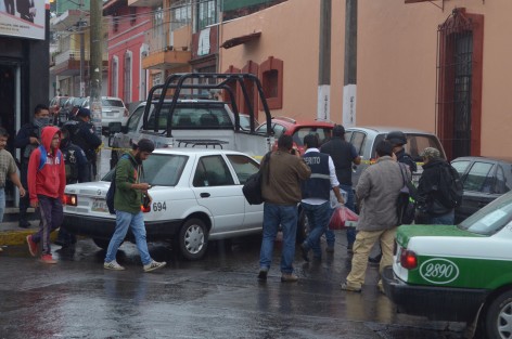 Se realizó un operativo por parte de la Policia Federal y Fuerza Civil de Veracruz en la calle Azueta con Melchor Ocampo en el centro de la ciudad, por lo que estuvo cerrado el paso tanto a vehículos como peatones a lo largo de una cuadra.