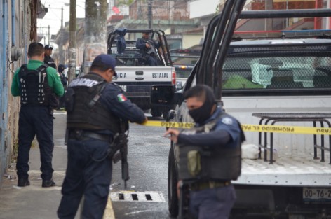 Se realizó un operativo por parte de la Policia Federal y Fuerza Civil de Veracruz en la calle Azueta con Melchor Ocampo en el centro de la ciudad, por lo que estuvo cerrado el paso tanto a vehículos como peatones a lo largo de una cuadra.