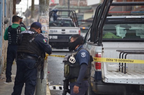 Se realizó un operativo por parte de la Policia Federal y Fuerza Civil de Veracruz en la calle Azueta con Melchor Ocampo en el centro de la ciudad, por lo que estuvo cerrado el paso tanto a vehículos como peatones a lo largo de una cuadra.