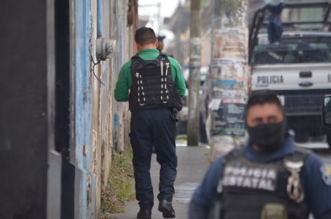 Se realizó un operativo por parte de la Policia Federal y Fuerza Civil de Veracruz en la calle Azueta con Melchor Ocampo en el centro de la ciudad, por lo que estuvo cerrado el paso tanto a vehículos como peatones a lo largo de una cuadra.
