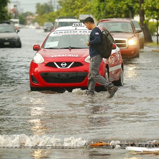 Con el ingreso de un Frente Frío al noroeste del Golfo de México durante el día de hoy martes y miércoles, y en combinación con una vaguada en el suroeste del Golfo de México dará lugar a condiciones inestables con lluvias fuertes a localmente torrenciales especialmente en la zona norte y sur y menores en la zona centro, las mismas que persistirían hasta el próximo jueves.