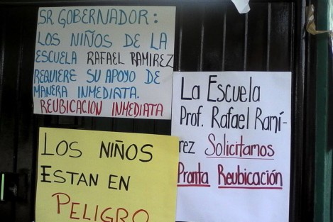 Como se ha informado, peritos de Protección CIvil y un estructurista particular han recomendado el ya no usar las instalaciones de la Primaria Rafael Ramírez, por lo que piden reubicación para no seguir perdiendo clases ni exponerse a peligros. 