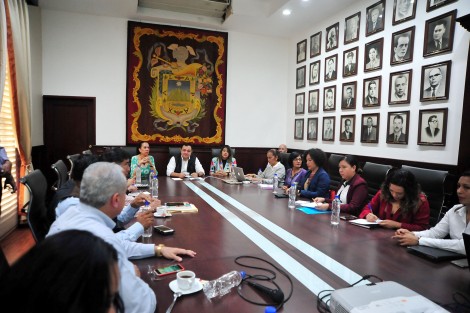 El alcalde Américo Zúñiga Martínez encabezó una reunión de trabajo para analizar lo necesario para abrir un albergue de atención a víctimas de violencia de género, mismo que sería el primero de su tipo en el estado en estar bajo la supervisión de una administración municipal, ya que los dos existentes en Coatzacoalcos y Orizaba son regidos por asociaciones civiles.