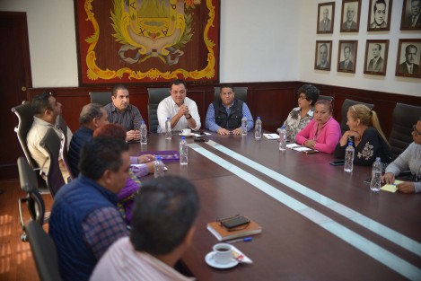 El alcalde Américo Zúñiga Martínez se reunió en la Sala de Expresidentes, de Palacio Municipal, con representantes de colectivos de personas desaparecidas, a fin de dar seguimiento a sus solicitudes.
