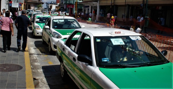 Con todo y Regulación del Transporte los taxis siguen abundando en Xalapa, salvo cuando llueve, cuando no se puede conseguir uno libre.