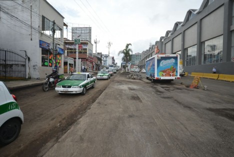 Este miércoles 11 de octubre, a partir de las 8 horas, derivado de la continuación de las obras de reconstrucción de la avenida Chedraui Caram, se cerrarán a la circulación vehicular los dos carriles pegados a Plaza Crystal, y se habilitarán en doble sentido los dos carriles restantes, informó el Director de Obras Públicas, Fernando Francisco Velasco Montiel.