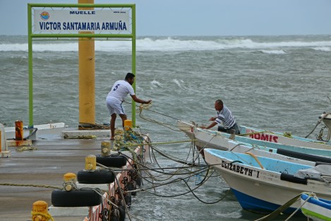 La masa de aire frío que impulsa al frente está invadiendo al este del país y oeste del Golfo, intensificando el viento del Norte en el litoral veracruzano, el cual puede alcanzar velocidades de 50 a 60 km/h y rachas de 70 a 80 km/h este día en la costa central y rachas de 50 a 60 km/h en la costa norte y sur, disminuyendo gradualmente mañana jueves.