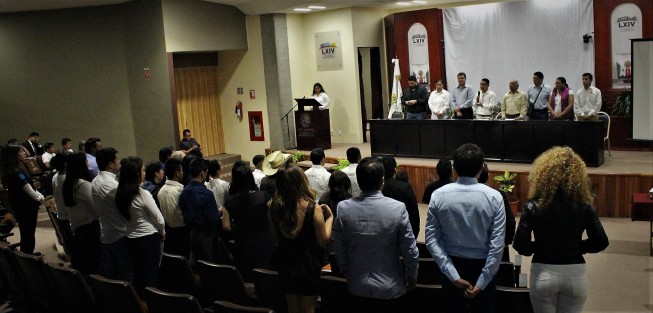 Jóvenes del proyecto Contruyendo el Futuro de México (COFUMEX), de varios municipios del centro del estado de Veracruz, rindieron protesta como integrantes de los comités municipales, quienes trabajarán en la gestión de apoyos para resolver problemáticas de otros jóvenes en los rubros de salud, educación, empleo, seguridad, etc. 