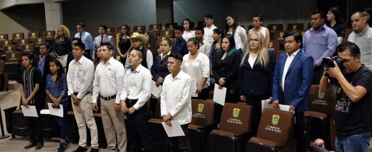 Jóvenes del proyecto Contruyendo el Futuro de México (COFUMEX), de varios municipios del centro del estado de Veracruz, rindieron protesta como integrantes de los comités municipales, quienes trabajarán en la gestión de apoyos para resolver problemáticas de otros jóvenes en los rubros de salud, educación, empleo, seguridad, etc. 