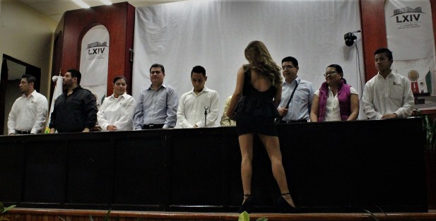 Jóvenes del proyecto Contruyendo el Futuro de México (COFUMEX), de varios municipios del centro del estado de Veracruz, rindieron protesta como integrantes de los comités municipales, quienes trabajarán en la gestión de apoyos para resolver problemáticas de otros jóvenes en los rubros de salud, educación, empleo, seguridad, etc. 