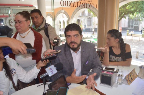 El diputado local Zenyazen Escobar negó que MORENA estuviera tras el bloqueo que se realizó en Coxquihui, mismo que fuera desbloqueado con policías antimotines. Fueron maestros de la comunidad de los niños afectados quienes apoyaron, pero no a título ni de Morena ni del MMPV, como afirmó el gobernador.