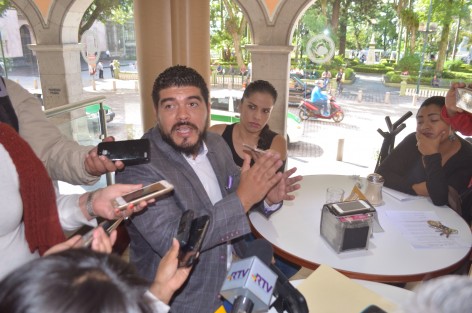 El legislador de MORENA dijo que cuando hay manifestaciones del MMVP, él está al frente; en el caso de Coxquihui, los maestros que participaron lo hicieron porque conocen a las familias de los menores afectados por la falta de atención médica.